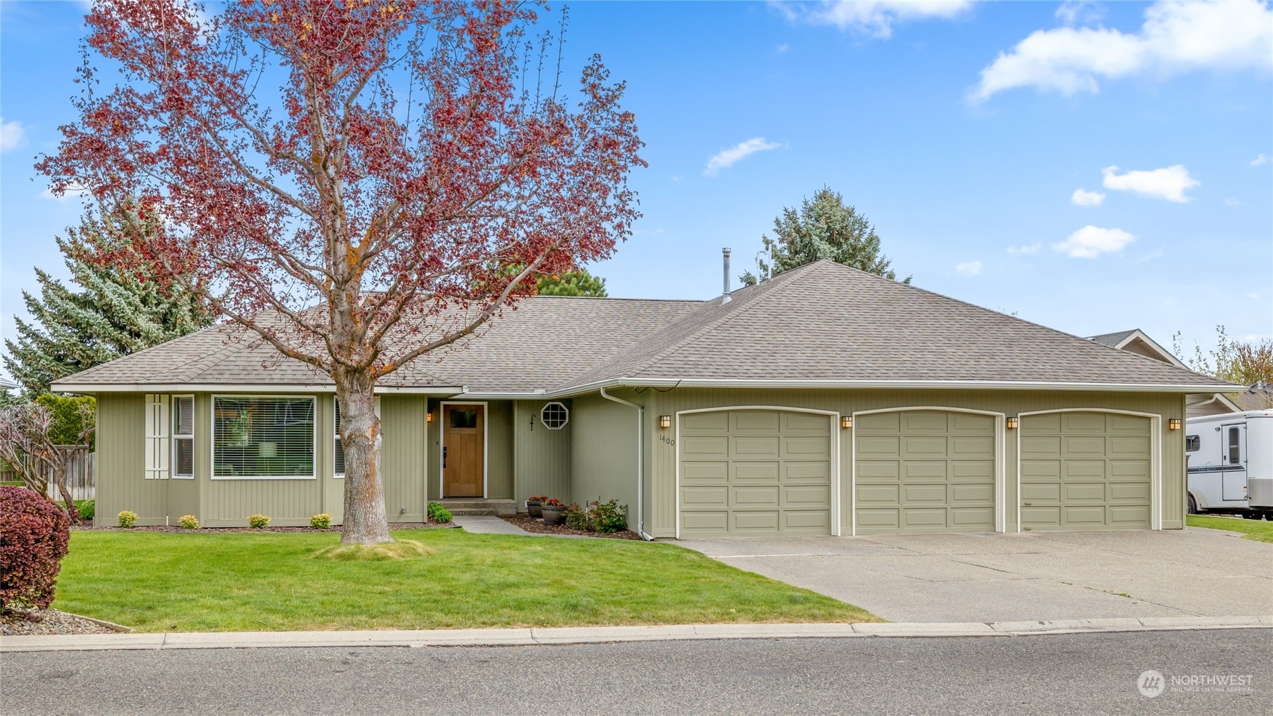 Property Photo:  1400 N Thayer Avenue  WA 98926 