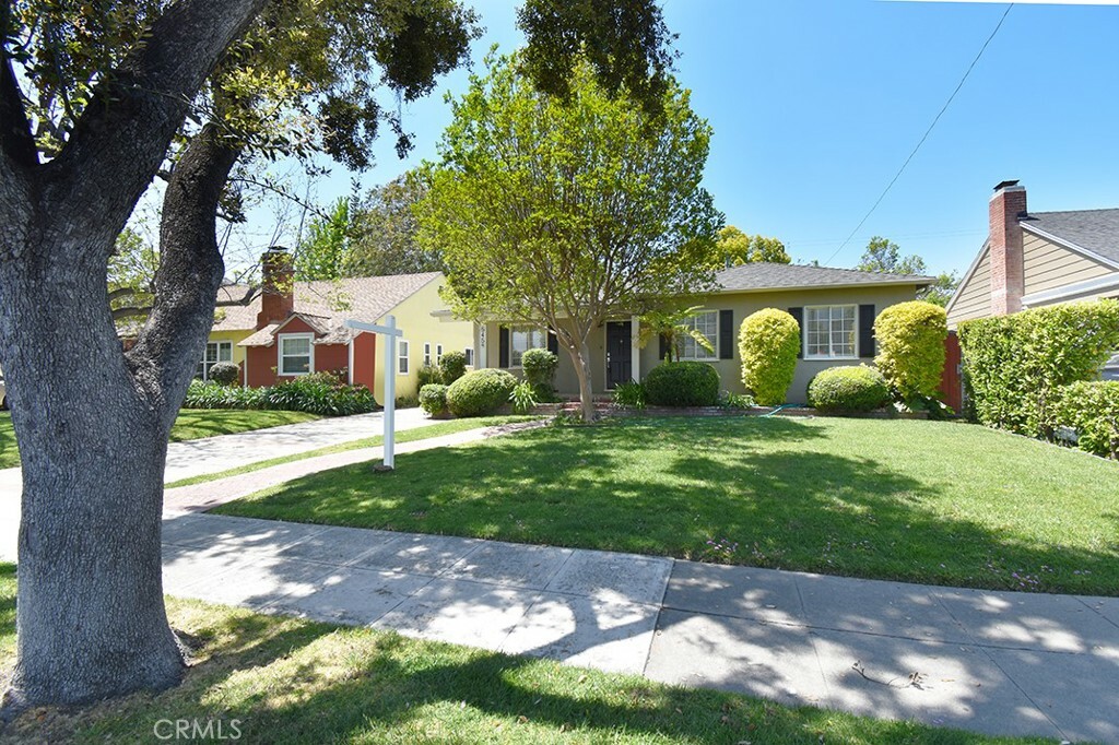 Property Photo:  545 N Beachwood Drive  CA 91506 