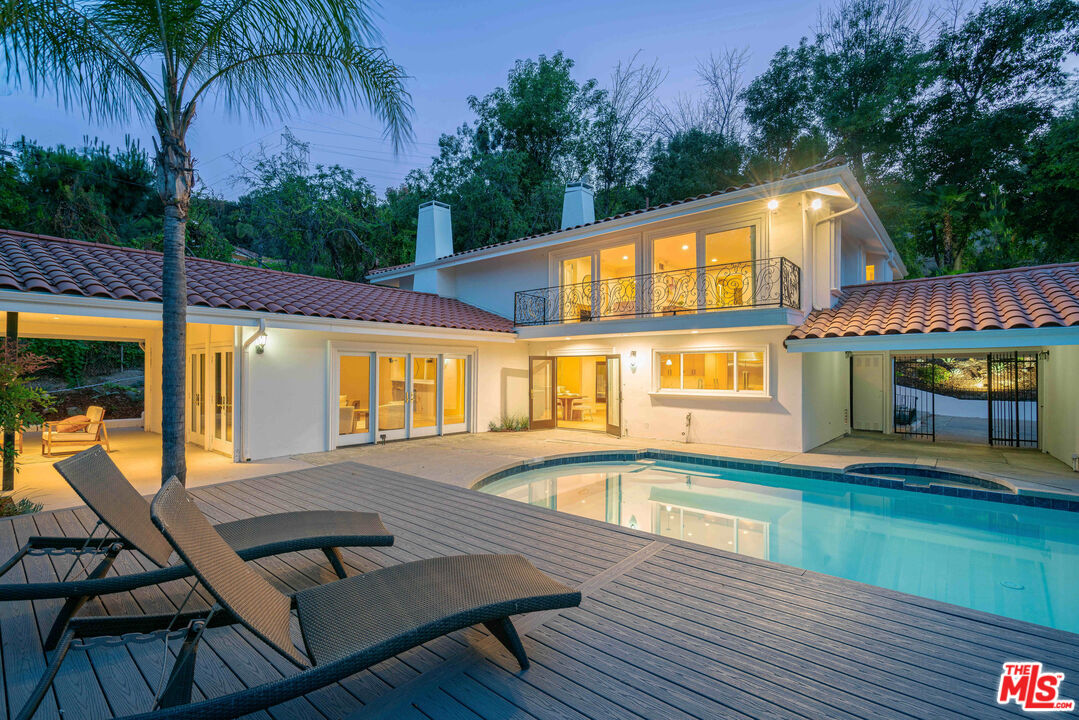 Property Photo:  4807   Brewster Dr  CA 91356 