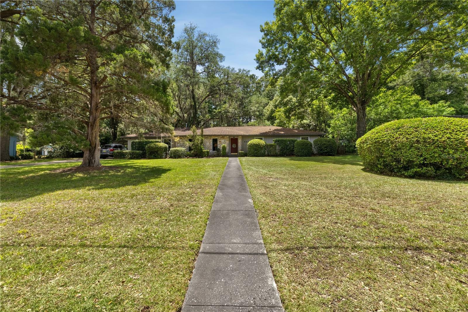 Property Photo: 4025 NW 46th Avenue FL 32606