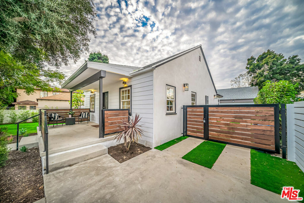 Property Photo:  5619 Bellingham Avenue  CA 91607 