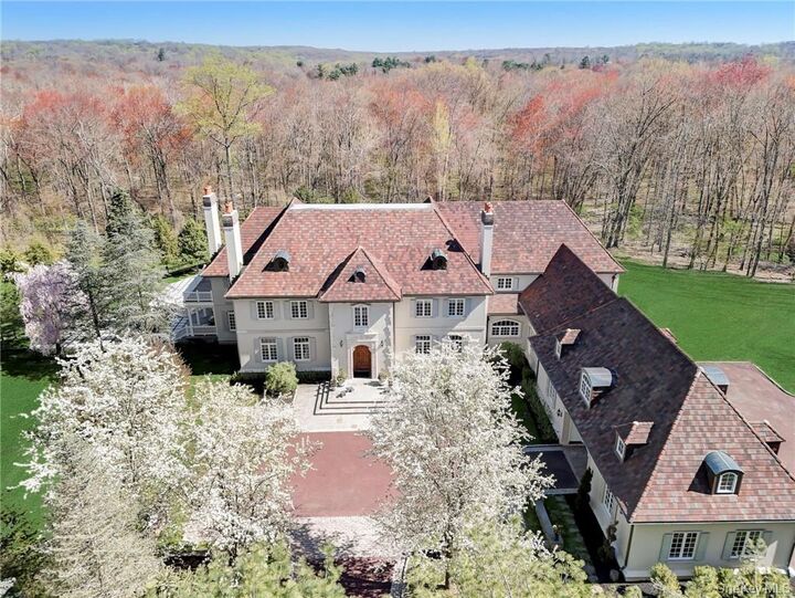 Property Photo: 4 Cowdray Park Drive NY 10504
