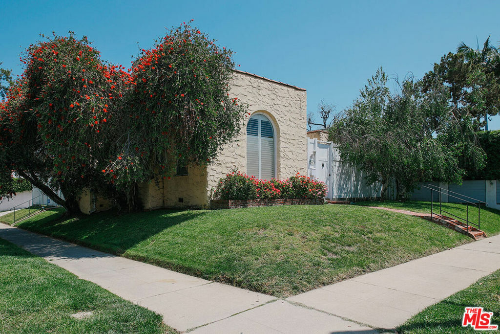 Property Photo: 104 S Almont Drive CA 90048