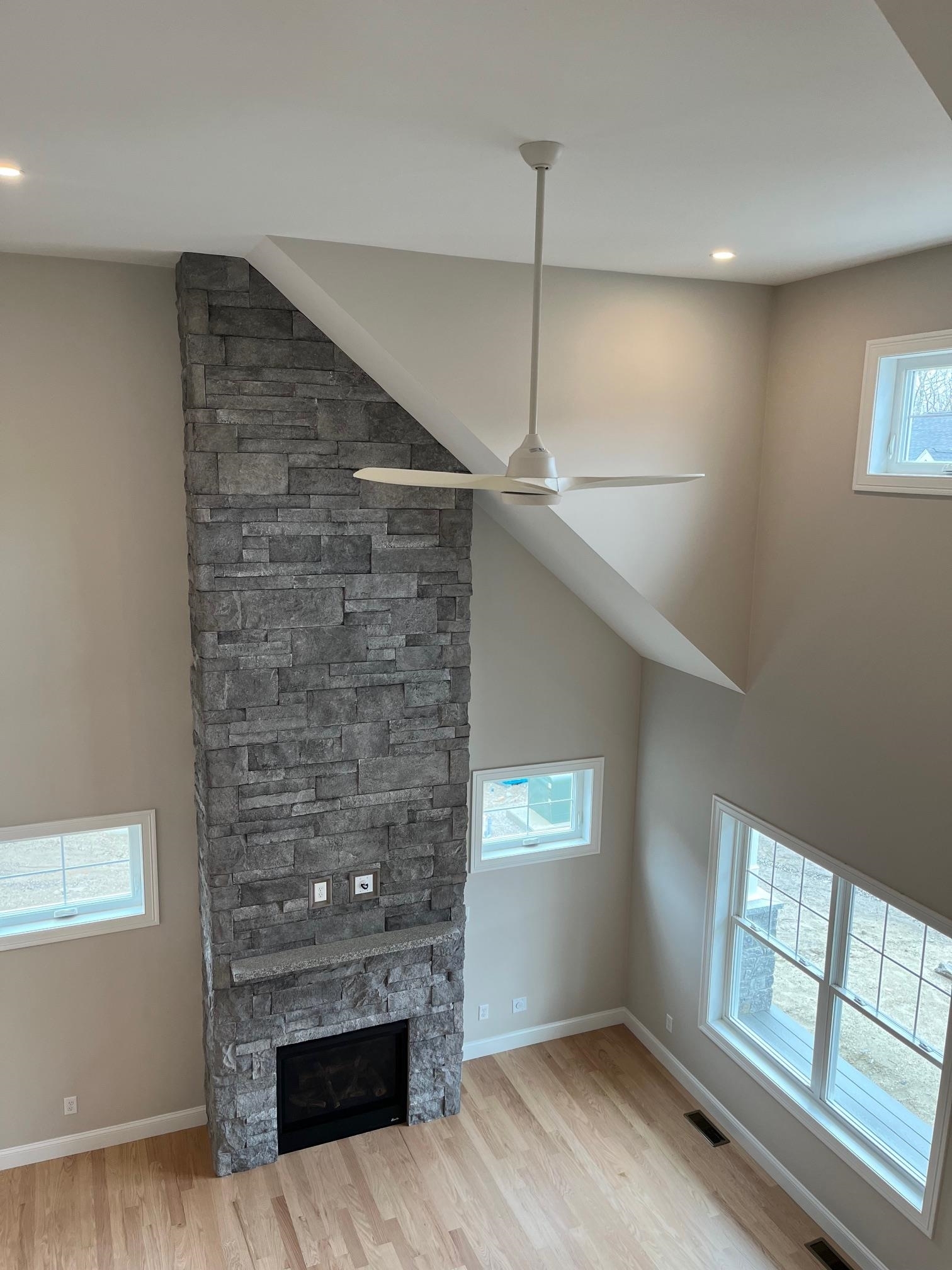 Property Photo:  8 Kinsman Lane  NH 03087 