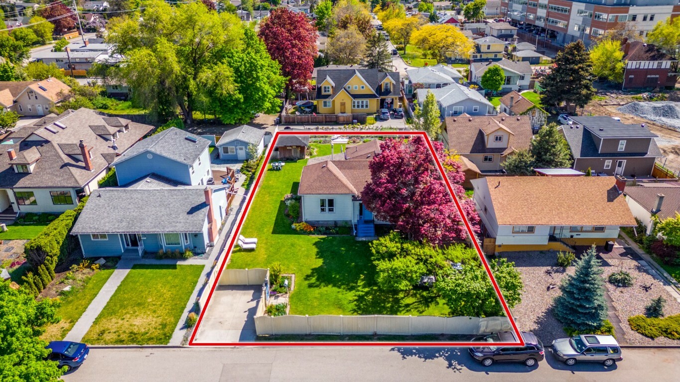 Property Photo:  607 Glenwood Avenue  BC V1Y 5M2 