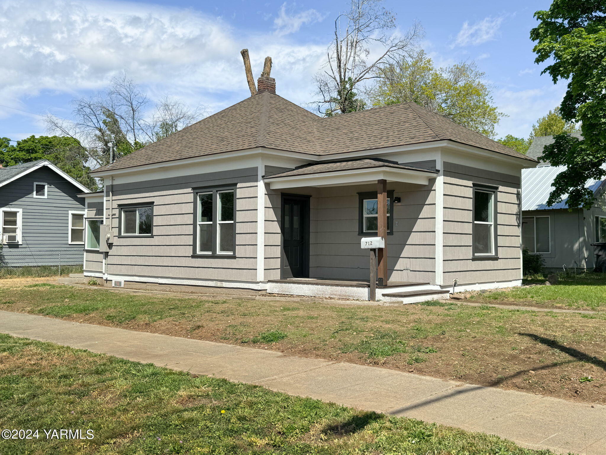 Property Photo: 712 S 13th Ave WA 98902