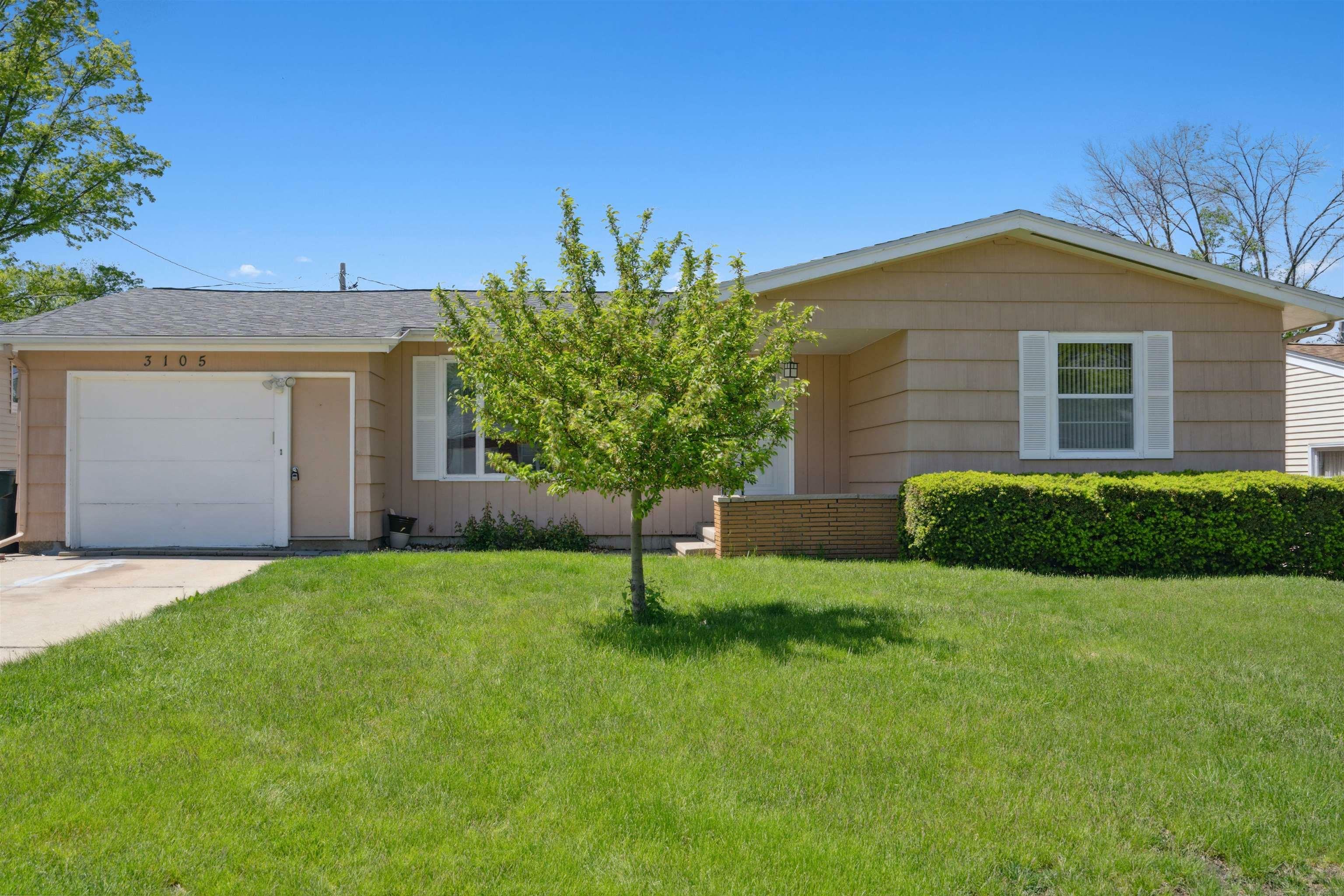 Property Photo:  3105 NE Kenridge Terrace  IA 52402 