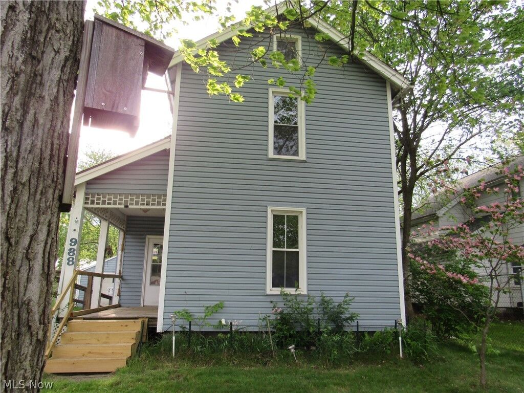 Property Photo: 988 East Avenue SE OH 44484
