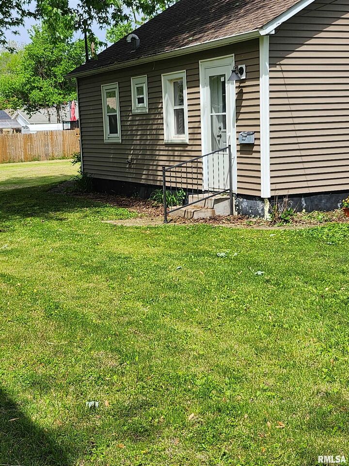 50 N 11th Avenue  Canton IL 61520 photo