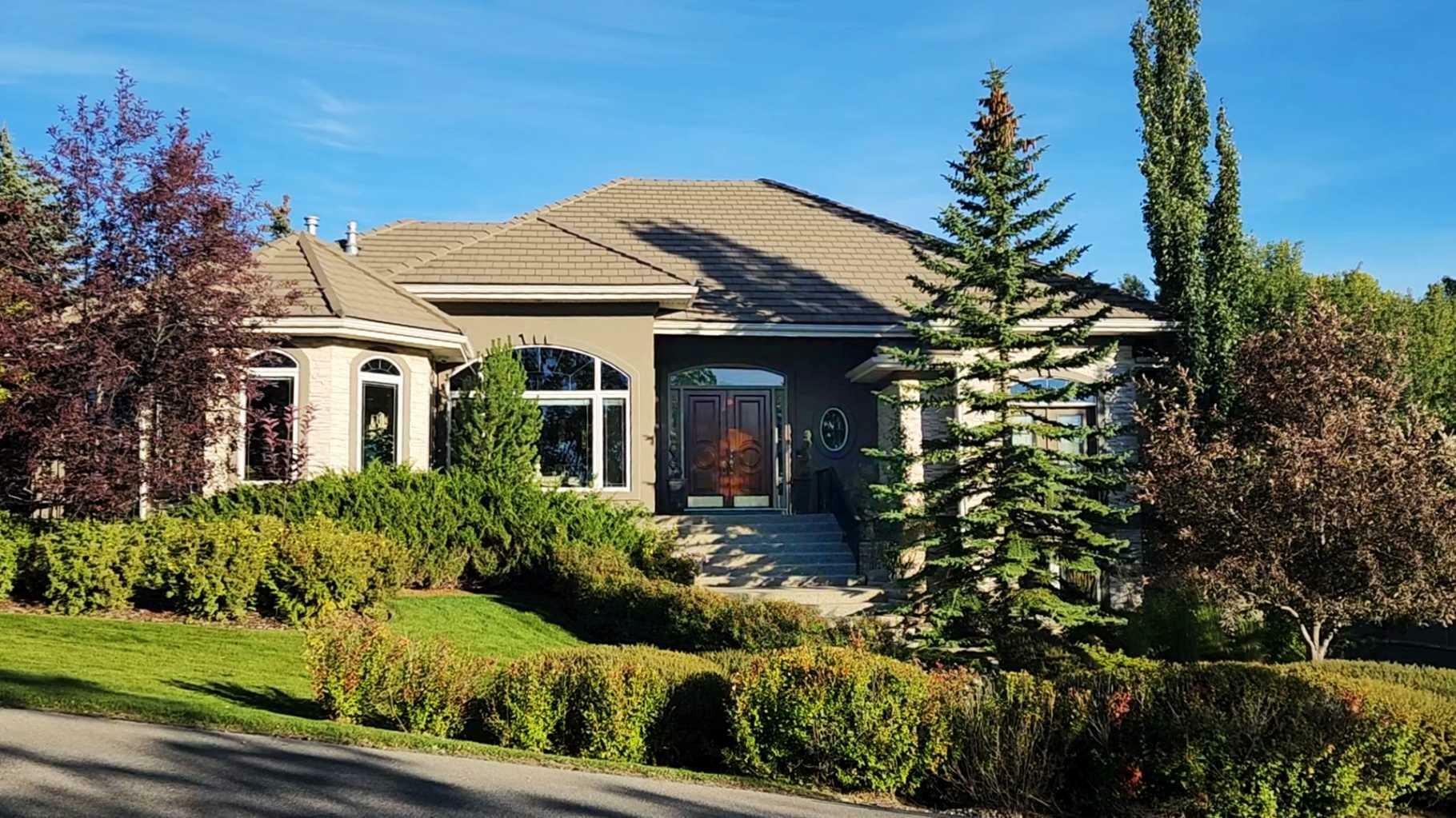 Property Photo:  10 Slopeview Drive SW  AB T3H 3Y7 