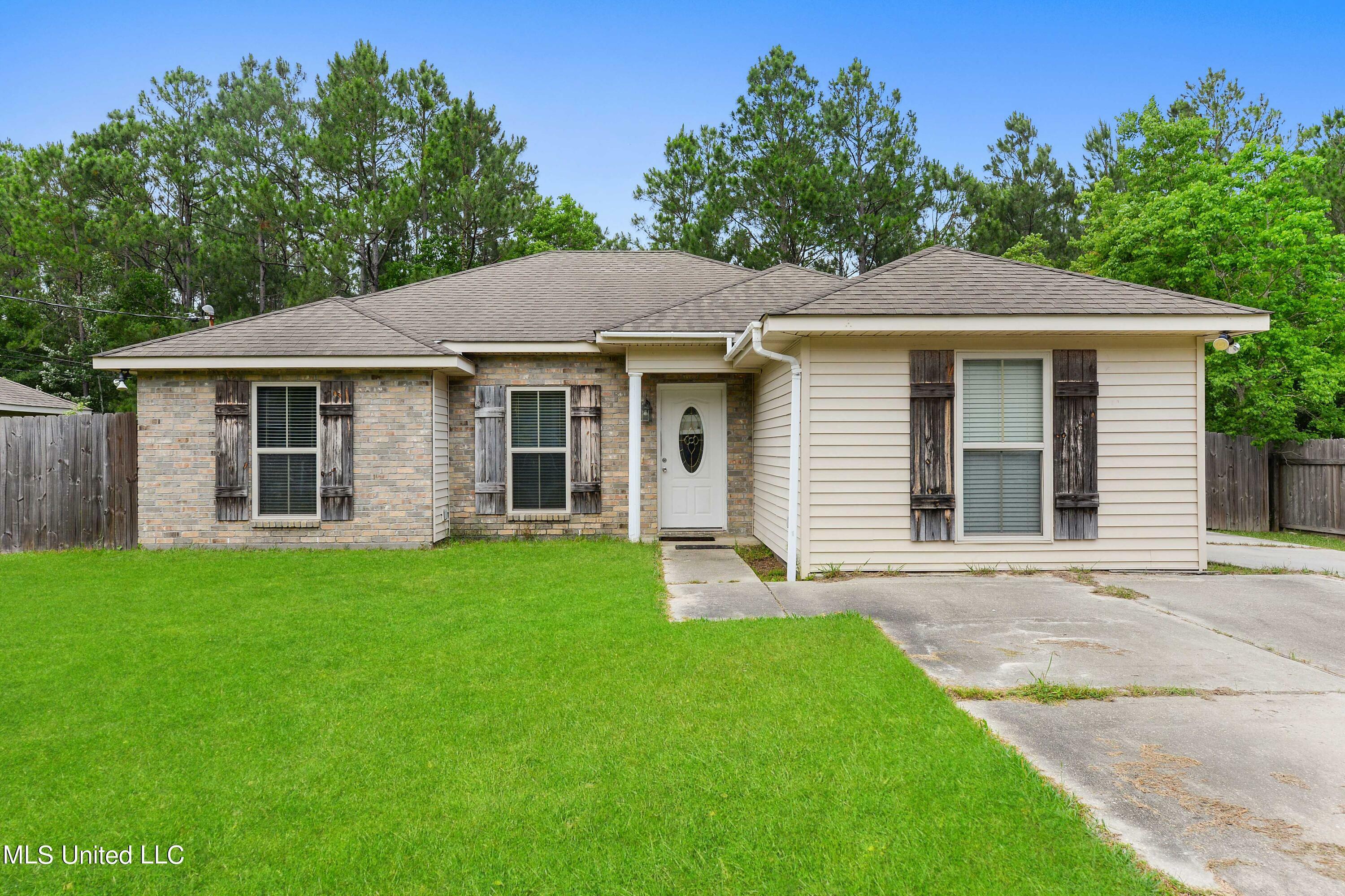 Property Photo: 628 Edna Street MS 39576