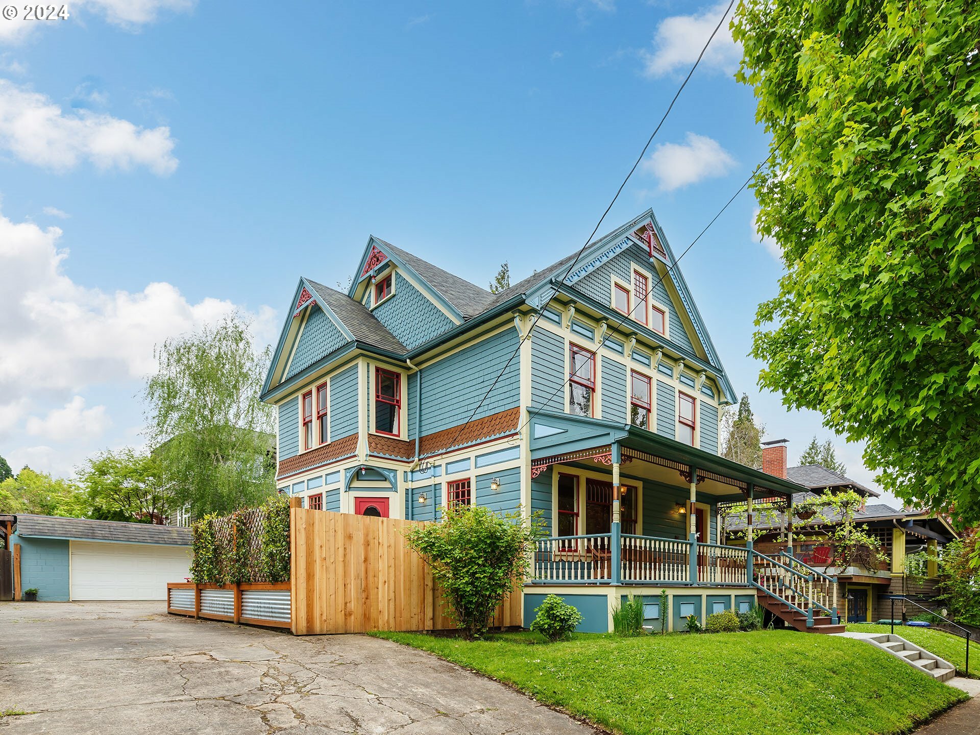 Property Photo:  4004 SE Yamhill St  OR 97214 