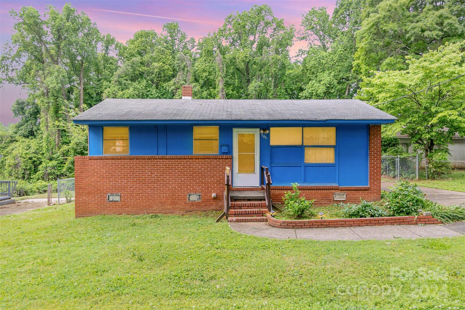 Property Photo:  2831 Coronet Way  NC 28208 