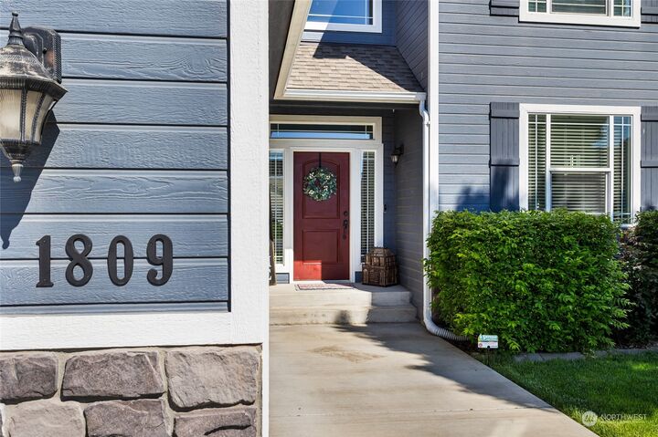Property Photo:  1809 S 76th Avenue  WA 98908 