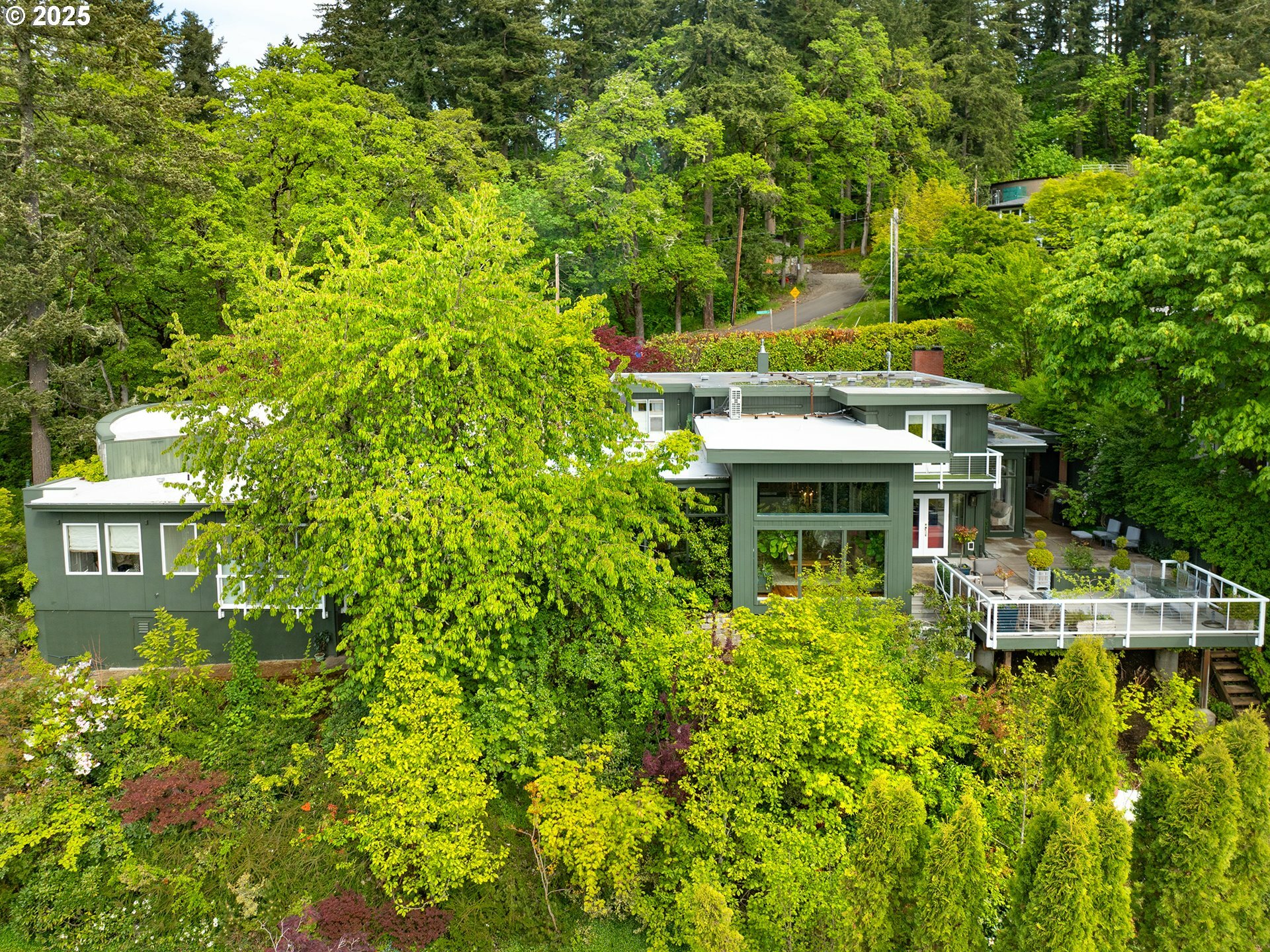Property Photo: 2502 Highland Dr OR 97403