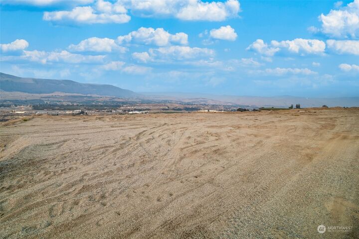 Property Photo:  114 S Valiant Drive  WA 98802 