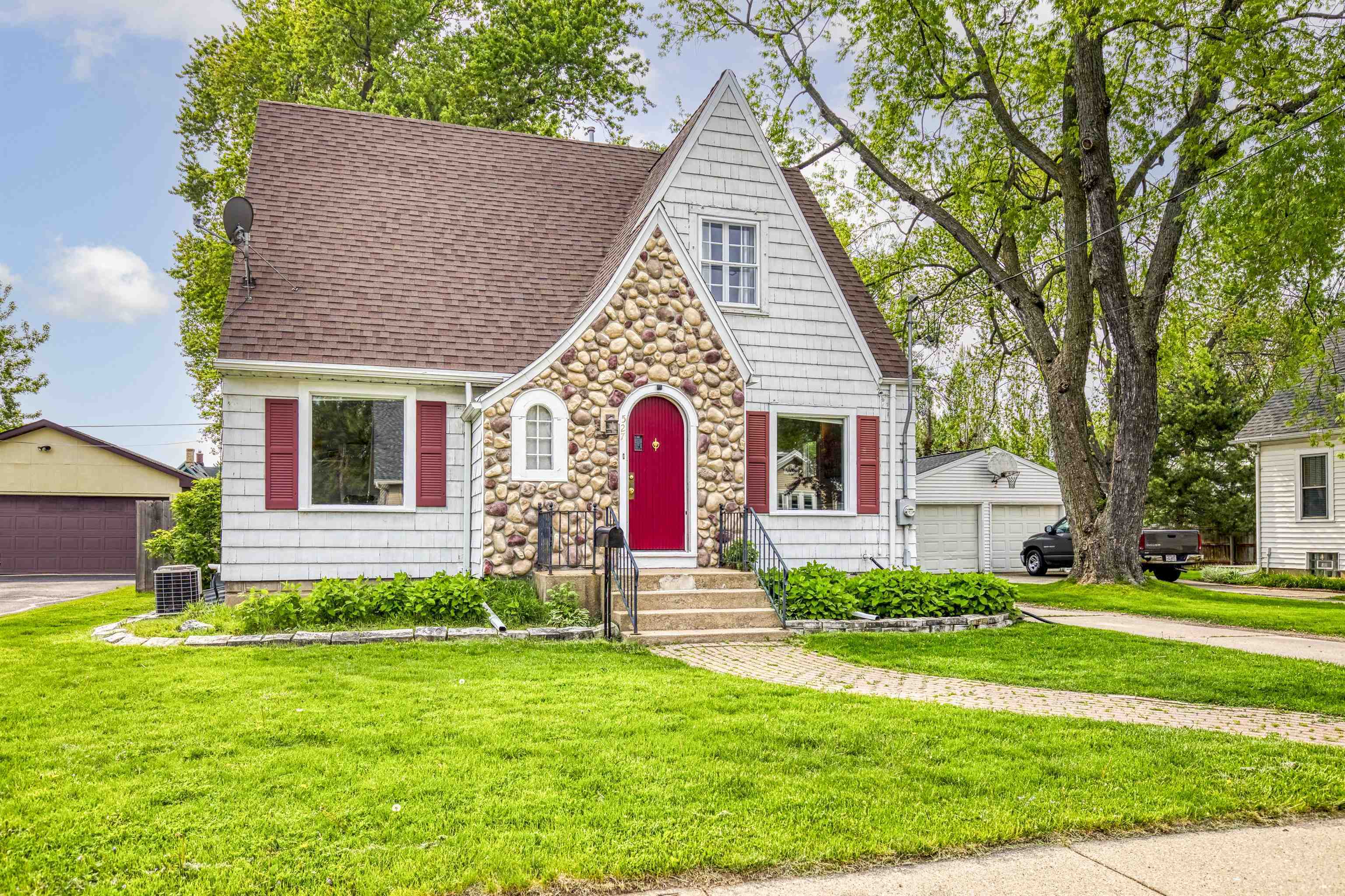 Property Photo:  527 Grove Street  WI 54956-3315 