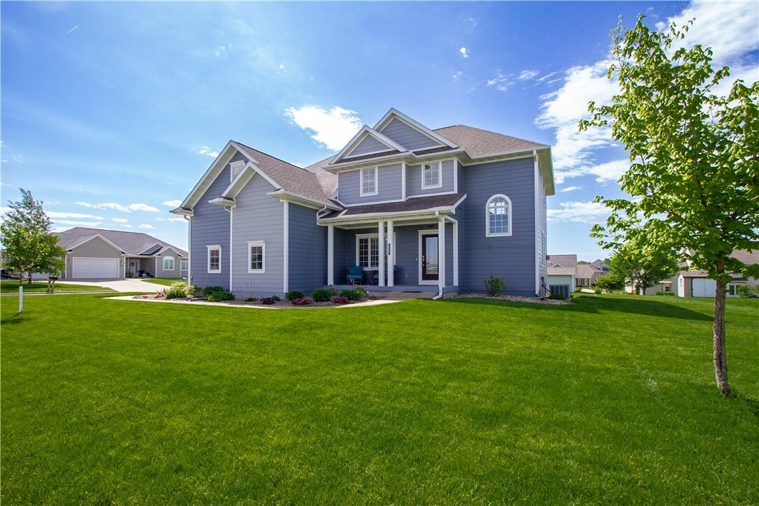 Property Photo:  1001 Meadow Crest Drive  IA 50219 