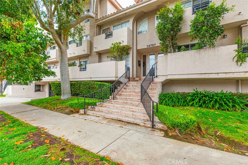 Property Photo:  14727 Magnolia Boulevard 124  CA 91403 