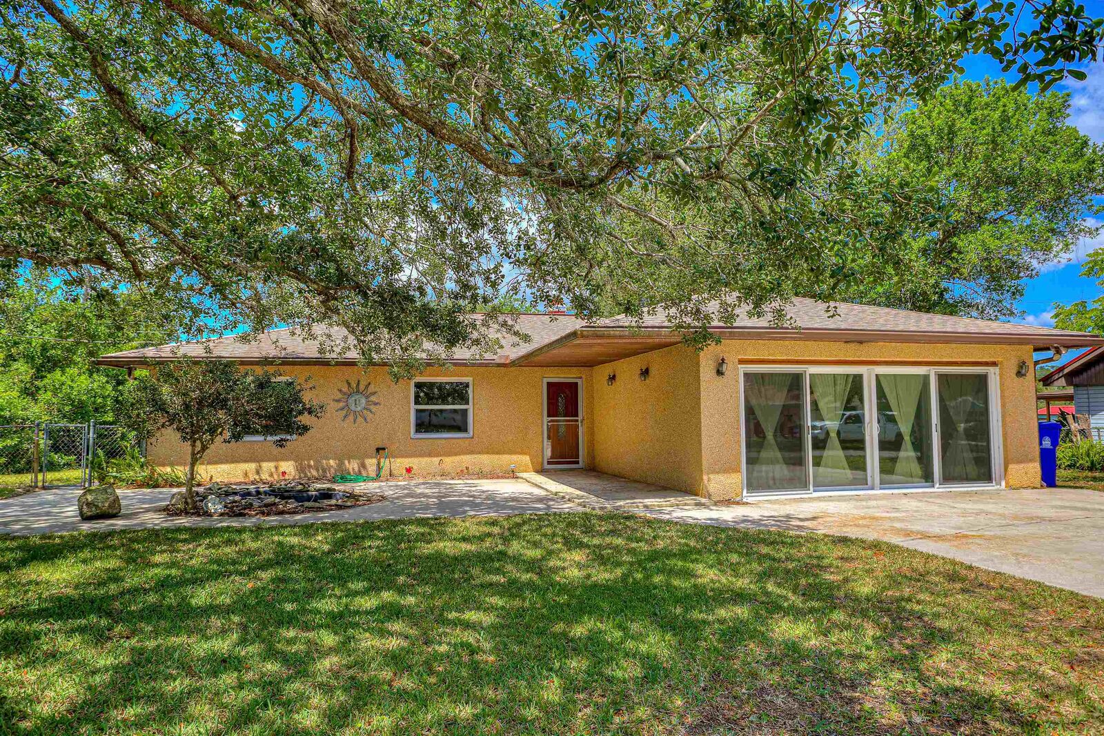 Property Photo: 412 Gentian Rd FL 32086