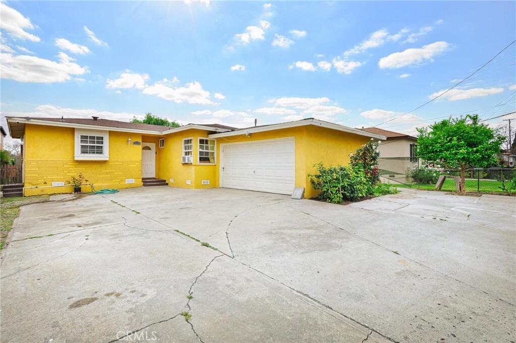 Property Photo:  118 E Johnson Street  CA 90220 