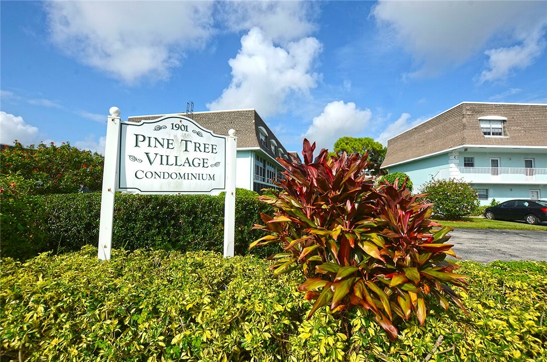 Property Photo:  1901 Indian River Boulevard 210E  FL 32960 