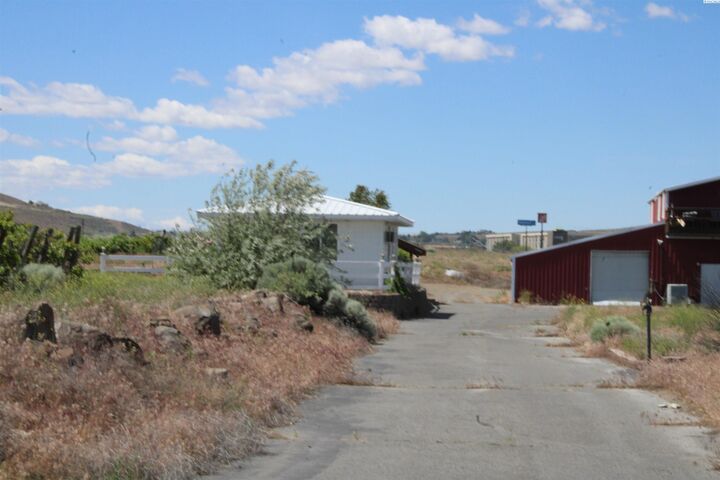 Property Photo:  875 Tulip Lane  WA 99352 