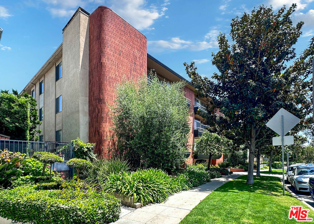 Property Photo: 818 S Gretna Green Way 308 CA 90049