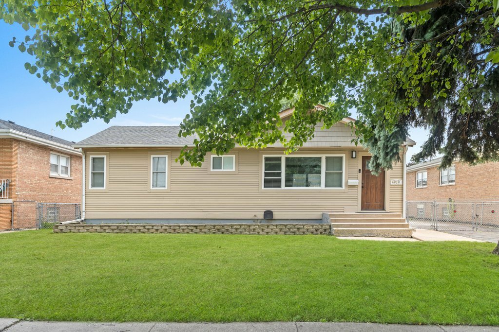 Property Photo:  4919 S Long Avenue  IL 60638 