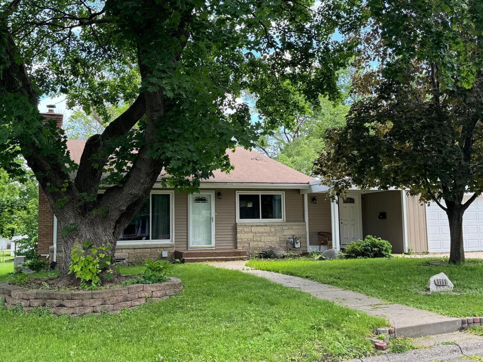 Property Photo:  1111 Walnut Street  MN 55033 