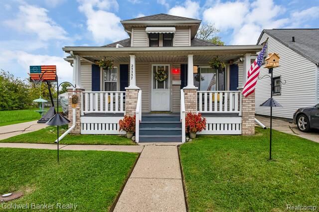 Property Photo:  25357 Lawn Street  MI 48066 