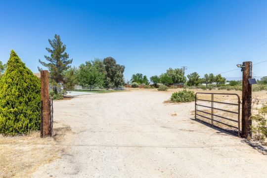 Property Photo:  2138 W Las Flores Ave  CA 93555 