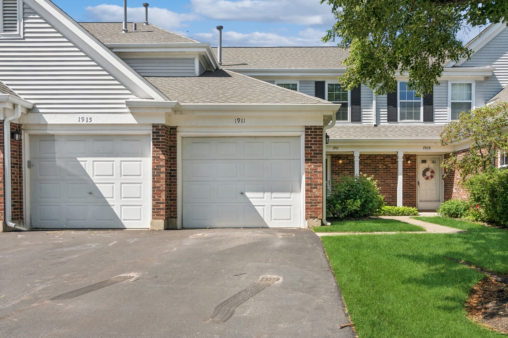 Property Photo:  1911 Quaker Hollow Lane  IL 60107 