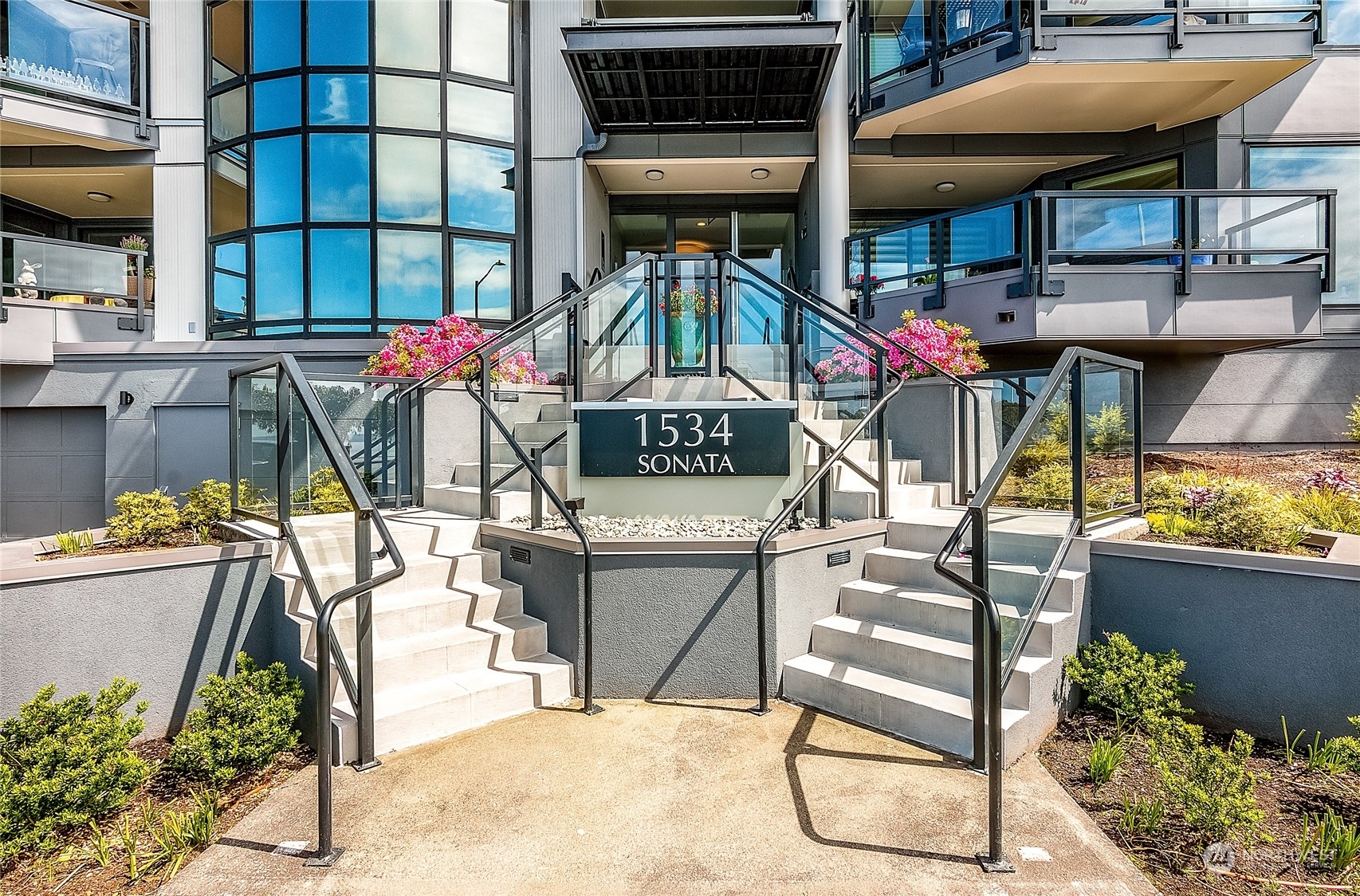 Property Photo:  1534 Alki Avenue SW 302  WA 98116 