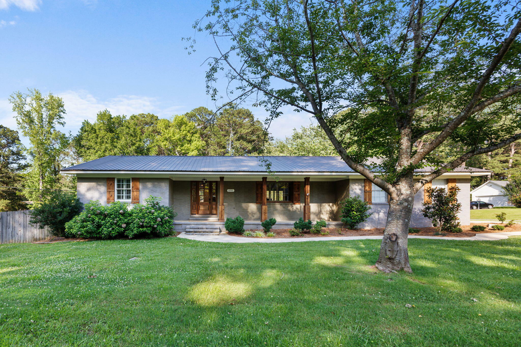 Property Photo:  2200 Chestnut Dr.  MS 38834 