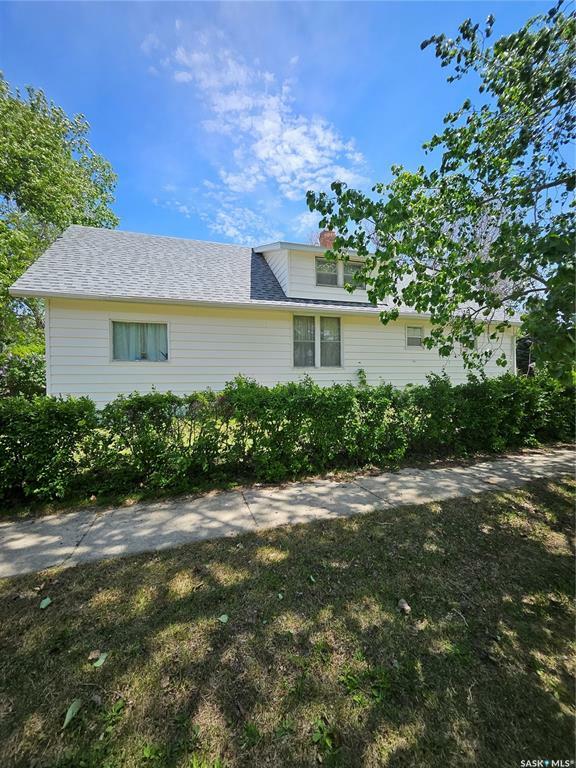 Property Photo:  402 Saskatchewan Avenue  SK S0C 2L0 