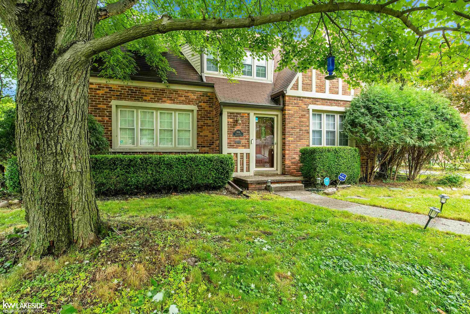 Property Photo:  966 Hawthorne  MI 48236 