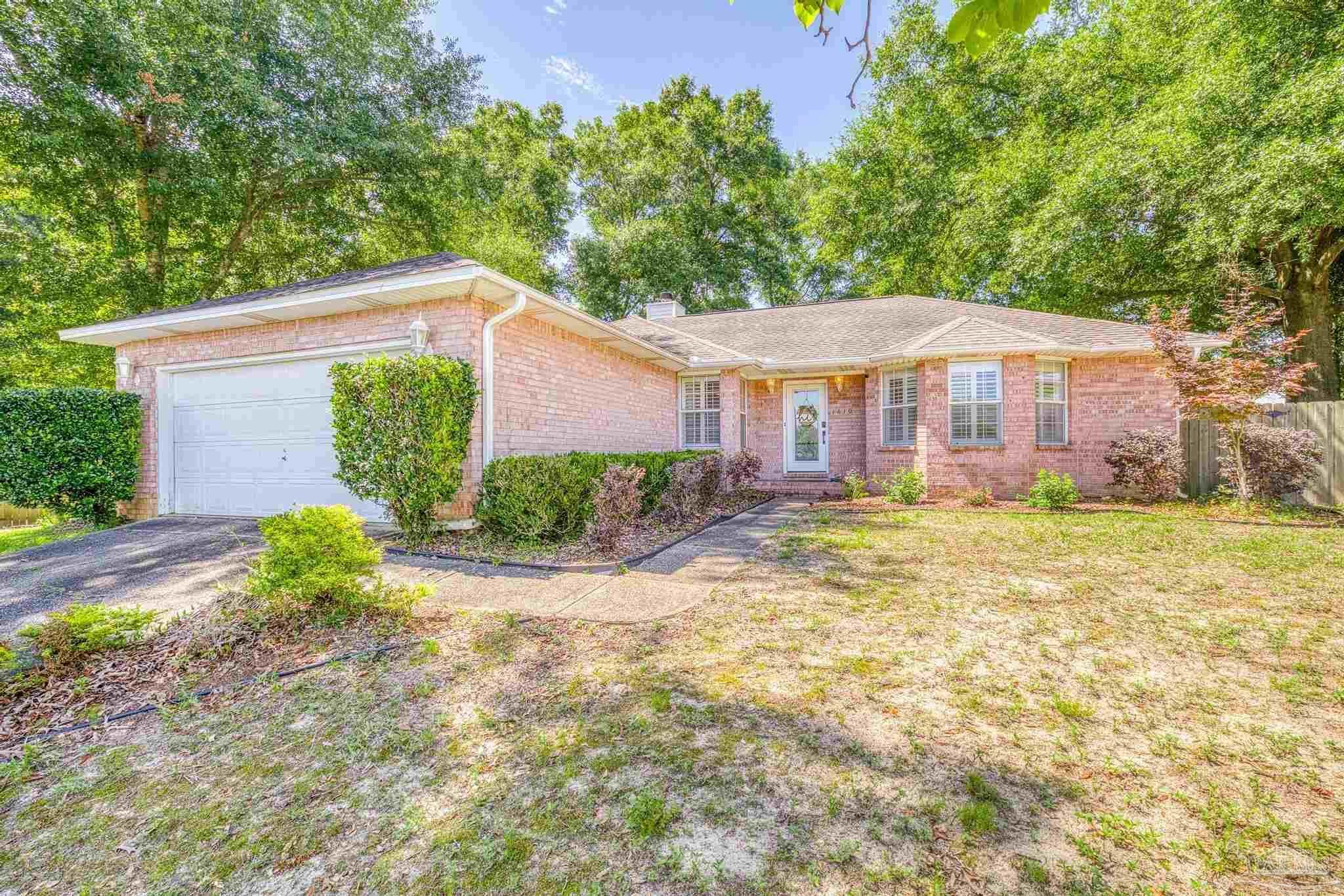 Property Photo: 1610 Brampton Way FL 32533