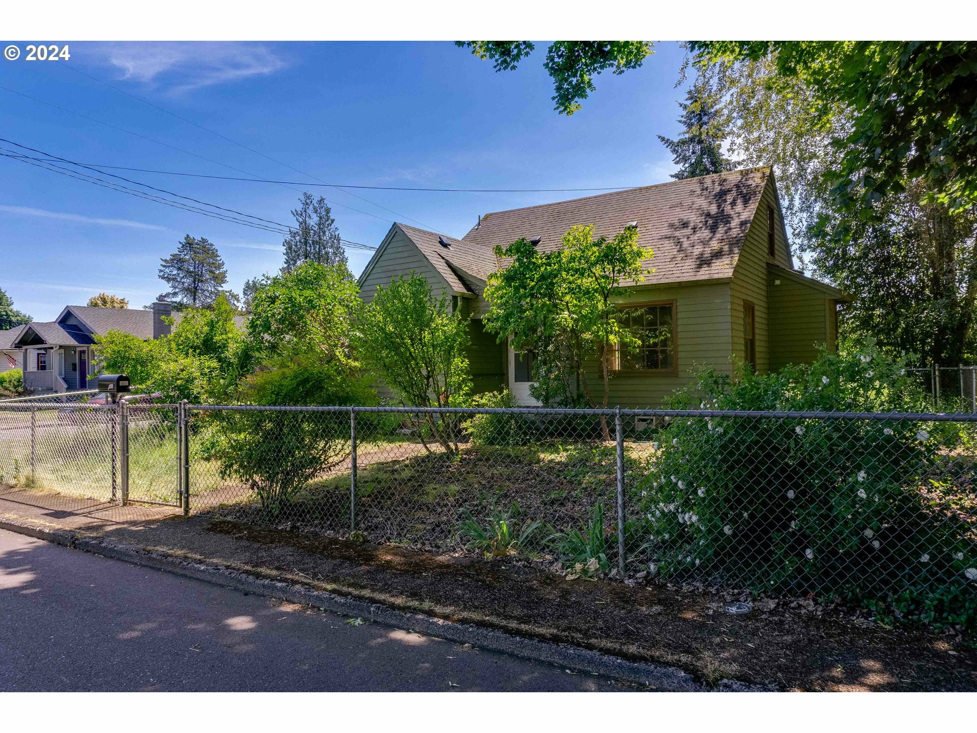 Property Photo: 521 Piedmont Ave NW OR 97304