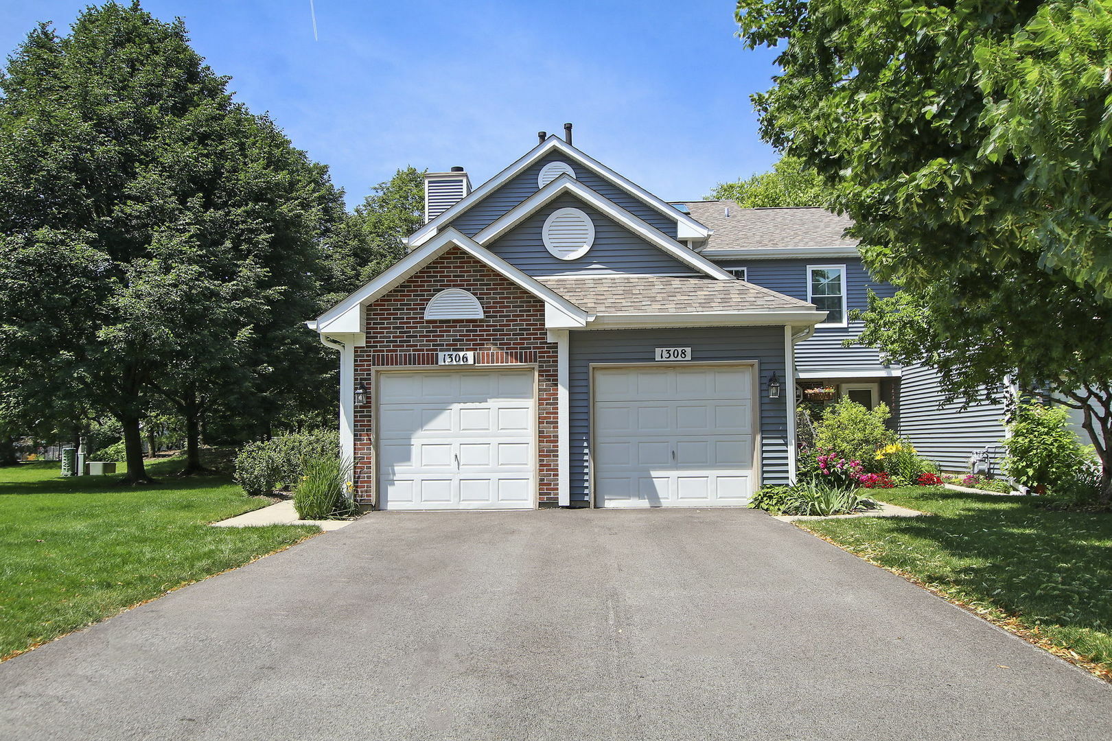 Property Photo: 1308 Shawford Way IL 60120