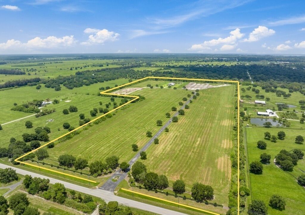 Property Photo: 6950 71st Court FL 32967