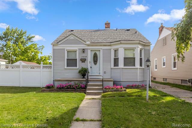 Property Photo:  2058 Hanford Avenue  MI 48146 