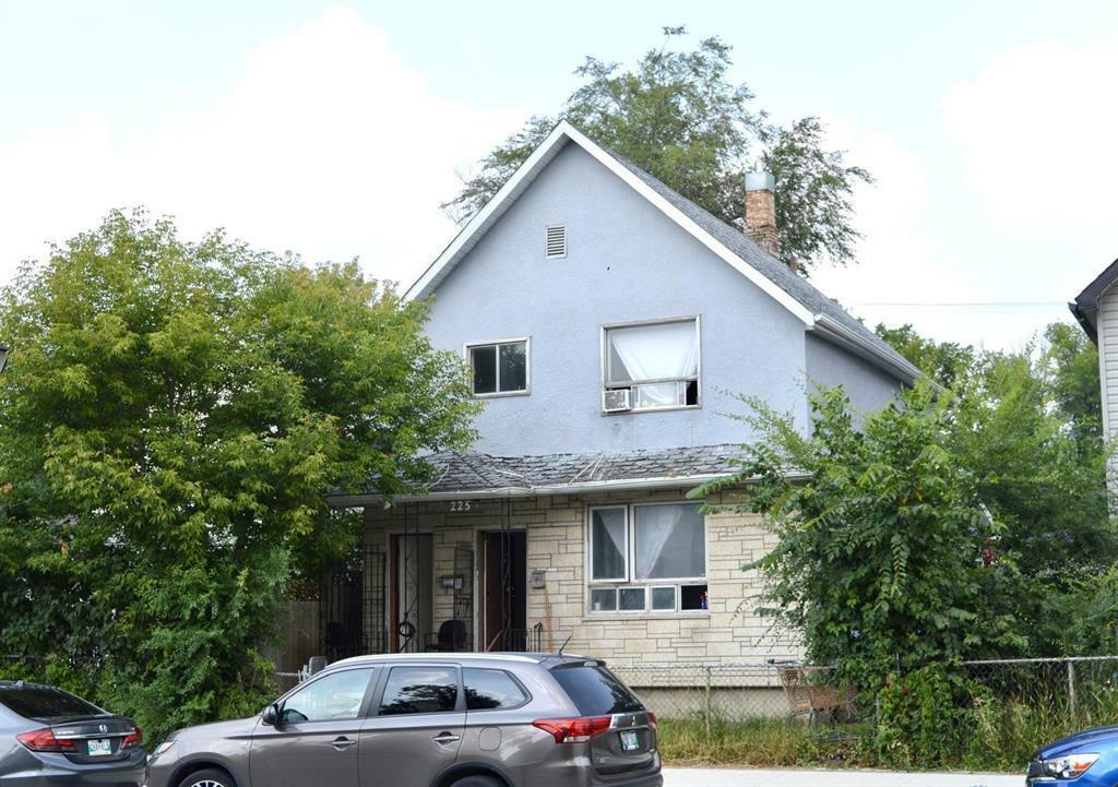 Property Photo:  225 Selkirk Avenue  MB R2W 2L5 