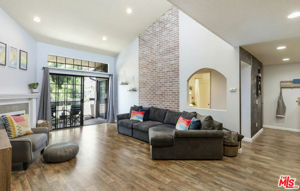 Property Photo:  5534 Encino Avenue 312  CA 91316 