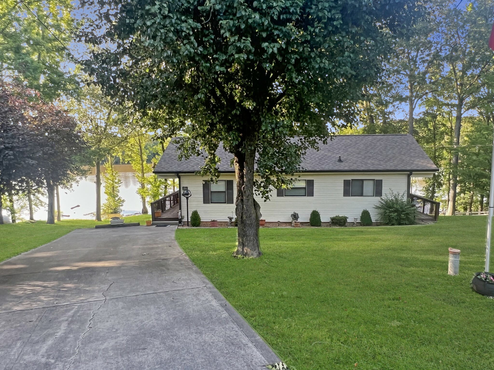 Property Photo:  206 Lakeshore Dr N  TN 37028 