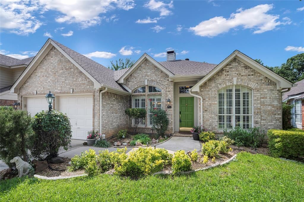 Property Photo:  2115 Vista Court  TX 76210 