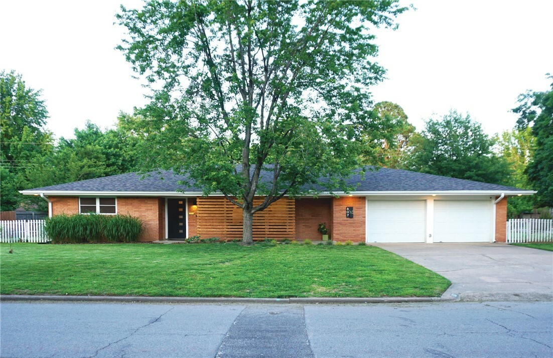 Property Photo:  607 Carlton Street  AR 72762 