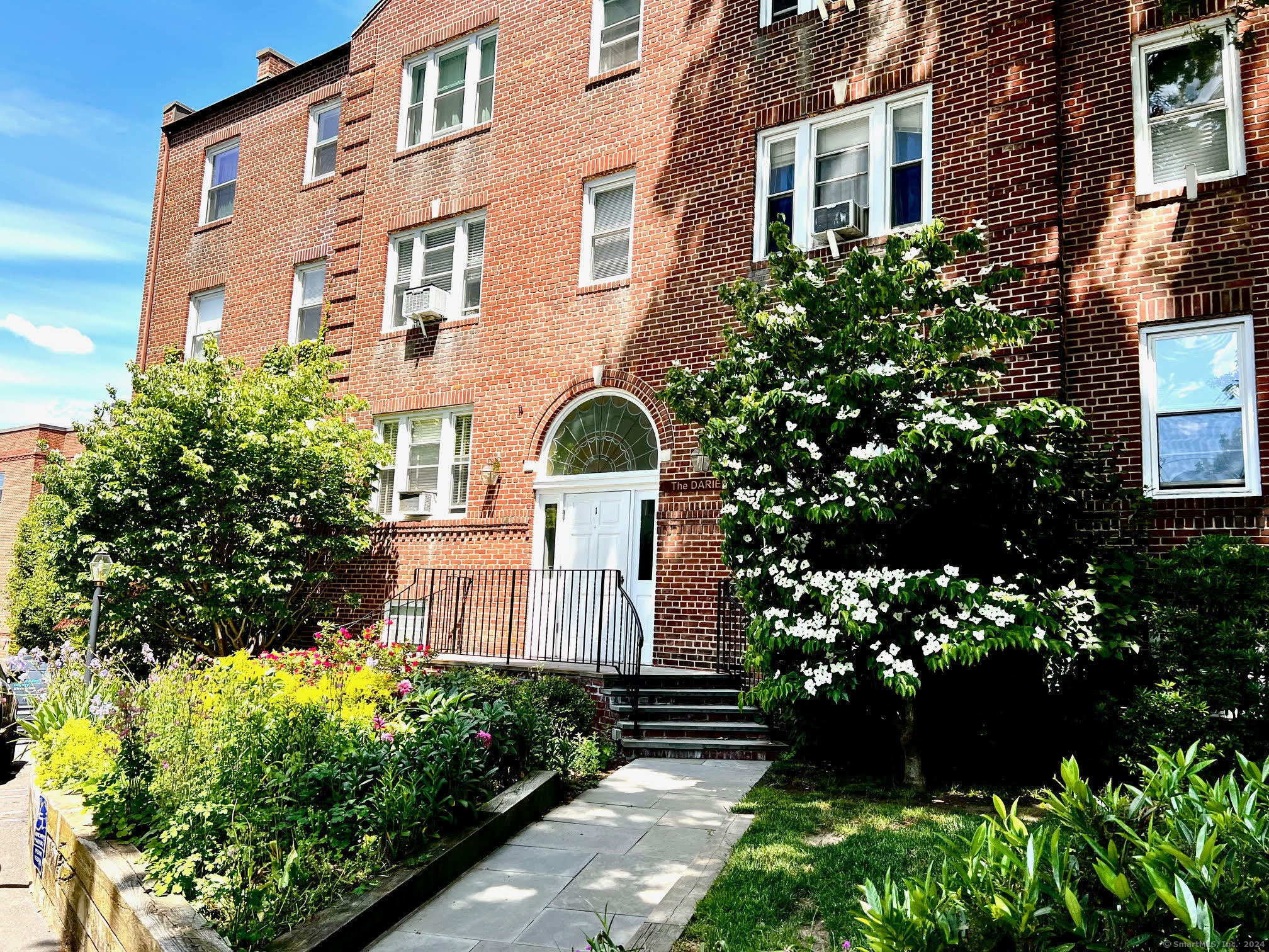 Property Photo:  70 Strawberry Hill Avenue Apt 1-2E  CT 06902 