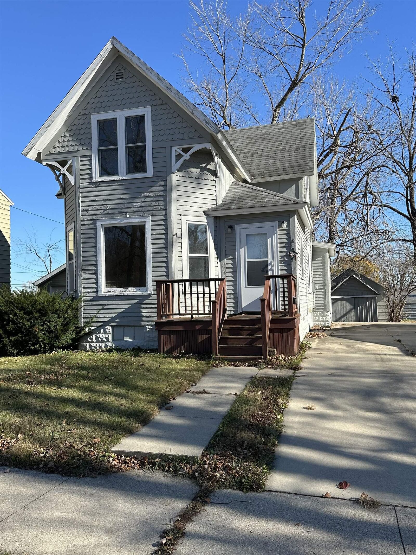 Property Photo:  819 NE 1st Avenue  IA 50662 