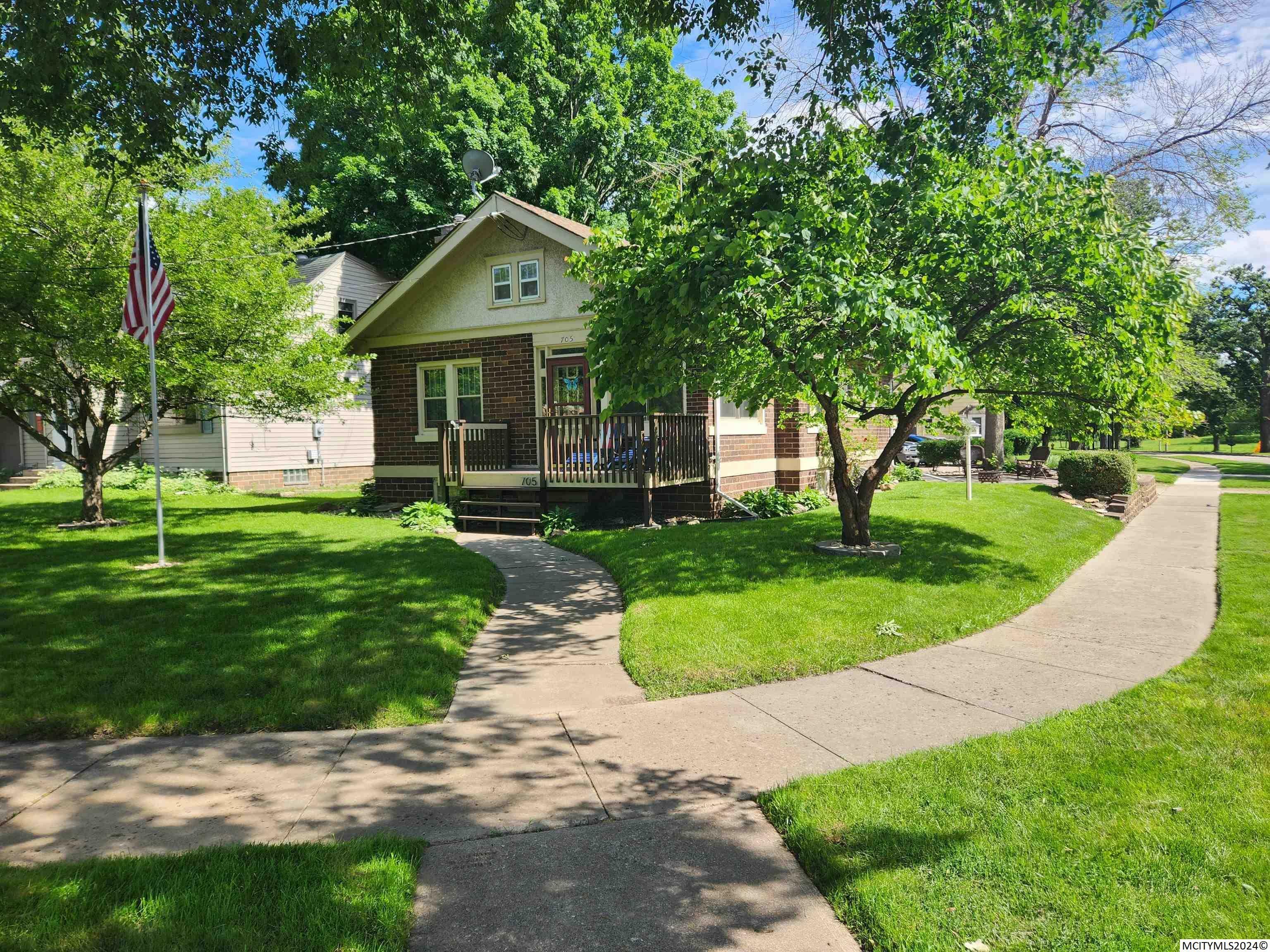 Property Photo:  705 Birch Dr  IA 50401 